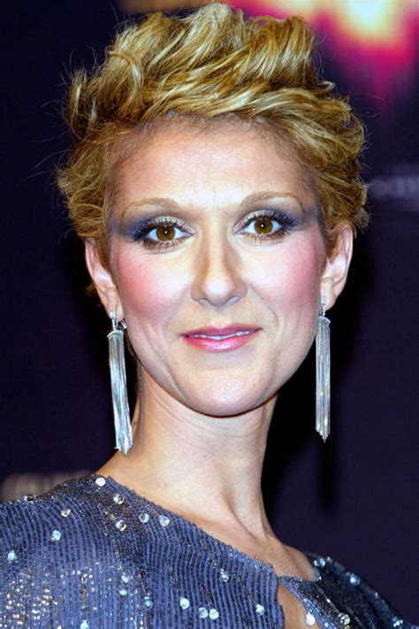 celine dion cheveux frisés|Céline Dion : coupe courte frisée et gros sourcils .